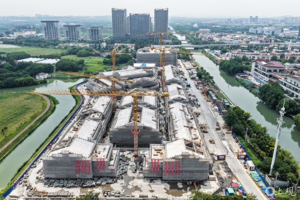 鼎红金投 场面｜上海青浦百联奥特莱斯广场二期项目结构封顶